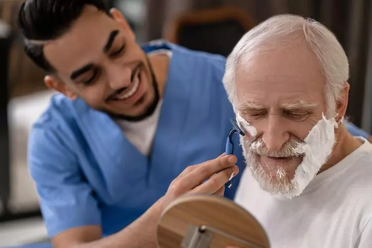 Foto principal de Cómo afeitar al anciano