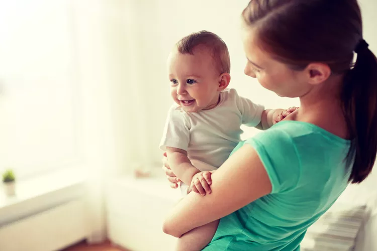 Foto principal de Desarrollo normal del bebé: 5 meses