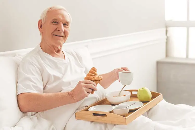 Foto principal de Comida del anciano en su habitación