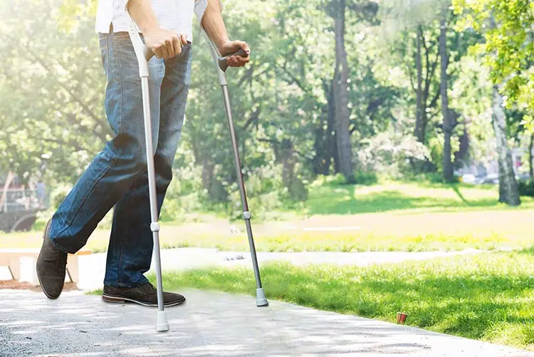 Foto principal de Técnica para caminar con muletas