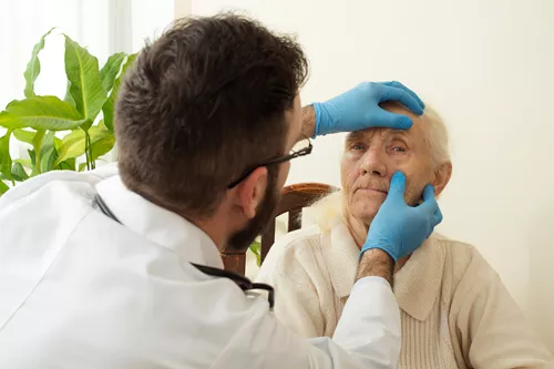 Higiene de los ojos del anciano