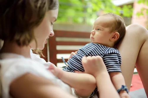 Desarrollo normal del bebé: 3 meses